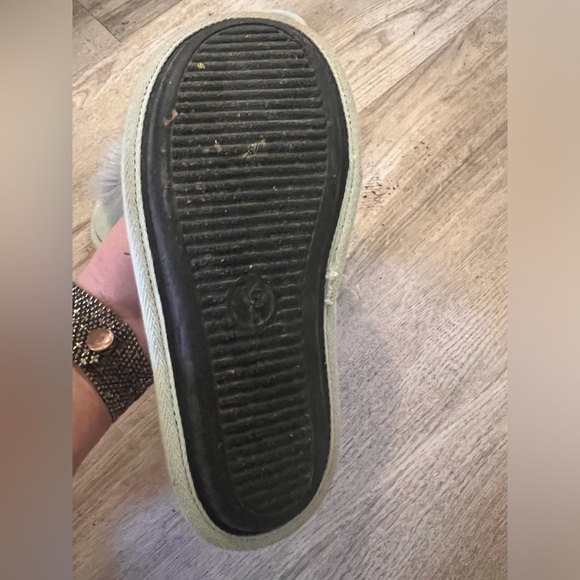 Victoria’s Secret women’s slide on slippers - Picture 3 of 4